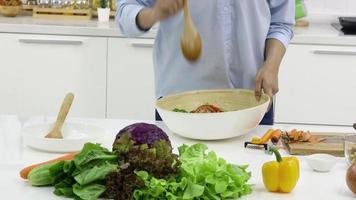 vrouw kookt gelukkig in de keuken video