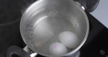 huevos en agua hirviendo video