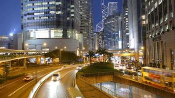 time-lapse-auto's die 's nachts in het verkeer rijden, hong kong, china. video