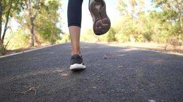 jovem mulher exercita correndo no mesmo lugar. video