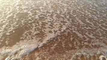 olas del mar rodando sobre la playa de arena fina video
