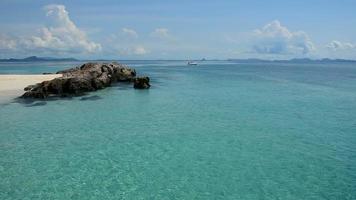 agua de mar y roca, tailandia. video