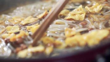 leckere Nudeln und Tofu mit Stäbchen mischen video