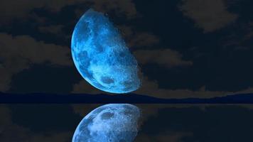 mezza luna blu che sorge video