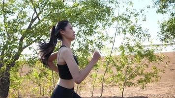 linda mulher asiática correndo pela saúde