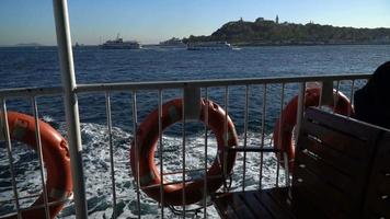 viajando dentro de uma balsa em Istambul video