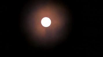 super heldere volle maan met en oranje maanlicht