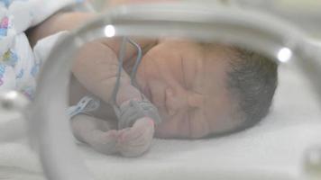 pasgeboren baby huilen in het ziekenhuis video