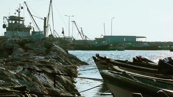 el muelle de barcos de pesca y rocas video