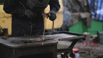 fabriksarbetare bearbetar stålsvetsning på arbetsplatsområdet