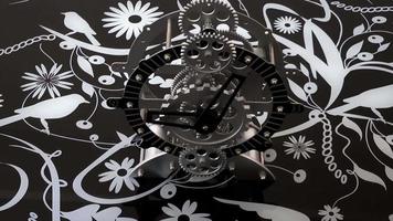 Engranajes de reloj industrial retro sobre una superficie ornamental