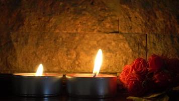 Kerzenlicht brennt und rote Rose video