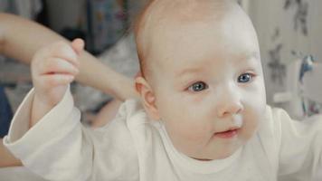 babymeisje met blauwe ogen close-up gezicht