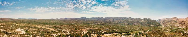 árboles verdes y montañas bajo un cielo azul foto