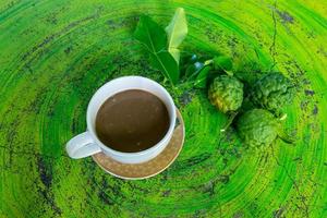 hojas de lima kaffir y café