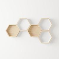 estante hexagonal de madera y estante vacío foto