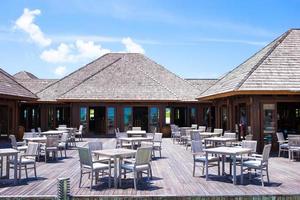 maldivas, asia del sur, 2020 - restaurante vacío en un resort tropical foto