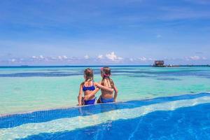 Maldivas, Asia del Sur, 2020: dos niñas en una piscina en una isla tropical foto