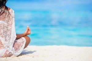 mujer meditando en una playa con espacio de copia foto