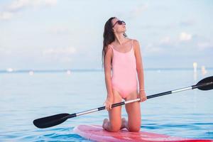 mujer en un paddleboard foto