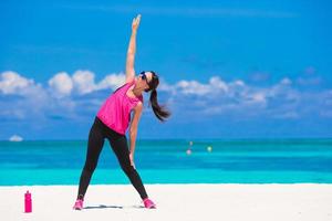 mujer haciendo ejercicio en la playa