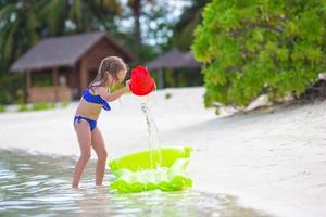 Maldivas, Asia del Sur, 2020 - Niña jugando en el agua en una playa