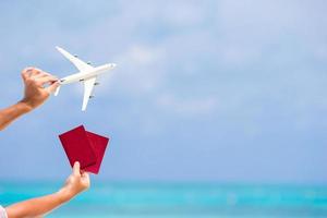 primer plano, de, pasaportes, y, un, avión blanco foto