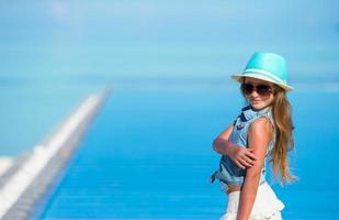 chica con sombrero en la playa foto