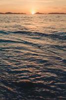 hermosa puesta de sol y olas del mar