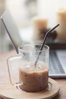 café helado con laptop foto