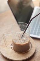 café helado en un vaso foto
