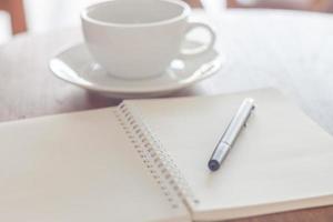 cuaderno y bolígrafo en un café