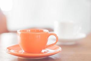 mini taza de café naranja y taza de café con leche