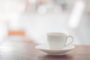 taza de café con leche en una mesa foto