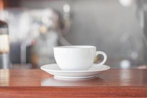 Taza de café con leche en la cafetería. foto