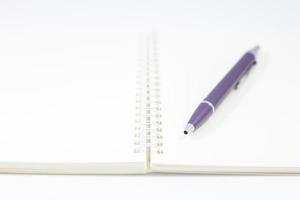 cuaderno de espiral con un bolígrafo foto