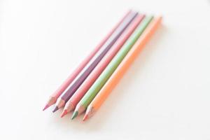 lápices de colores sobre un fondo blanco foto