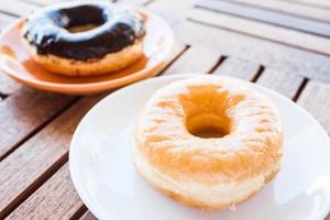 Donas glaseadas en platos blancos foto