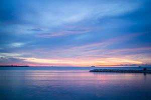 relajante puesta de sol en la orilla del mar foto