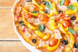 pizza con pimientos y aceitunas foto