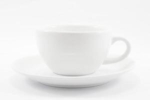 Taza de café con leche sobre un fondo blanco. foto