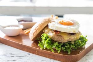 hamburguesa de cerdo con queso foto