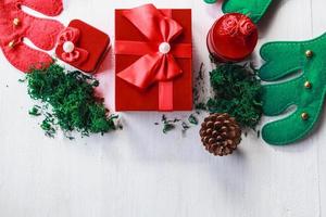 caja de regalo roja y adornos navideños foto