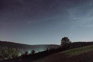 cielo estrellado sobre las colinas foto