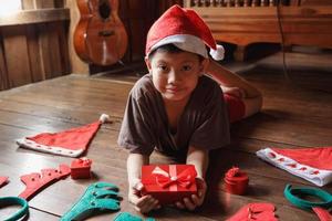 niño con caja de regalo el día de navidad foto