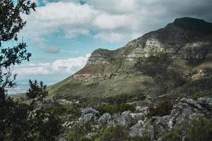 paisaje de montaña con cielo nublado foto