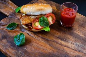 sándwich de pollo con jugo de tomate foto