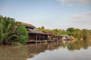 casas de familia de madera flotando en la orilla del río