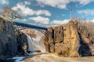 puente sobre el río cerca de la cascada foto