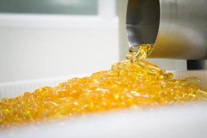 proceso de producción de suplementos de aceite de pescado foto